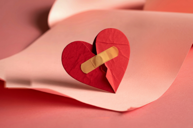 バンドエイドを貼ったハート