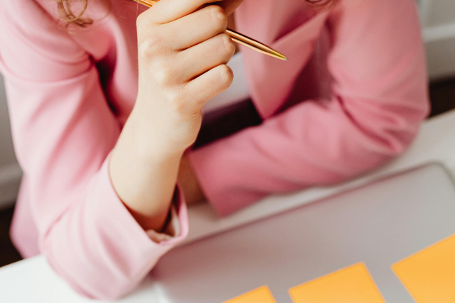 思考を整理する女性