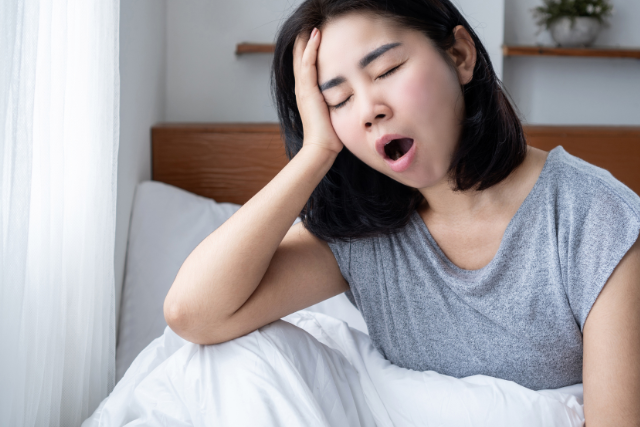 欠伸をする女性