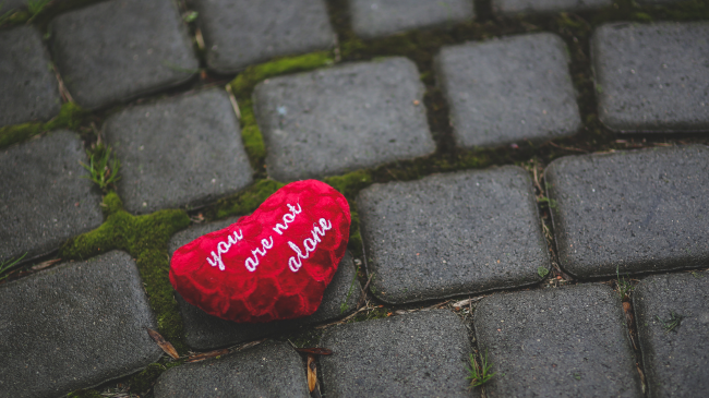 石畳の上に転がったハート型のクッション