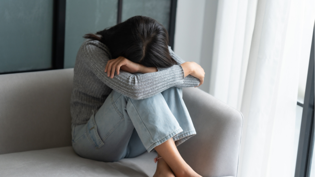 頭を抱えている女性